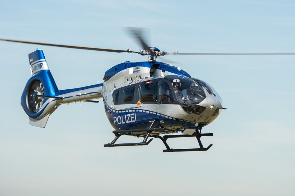 Die Polizei suchte unter anderem mit einem Hubschrauber nach den Geflüchteten. (Symbolbild)