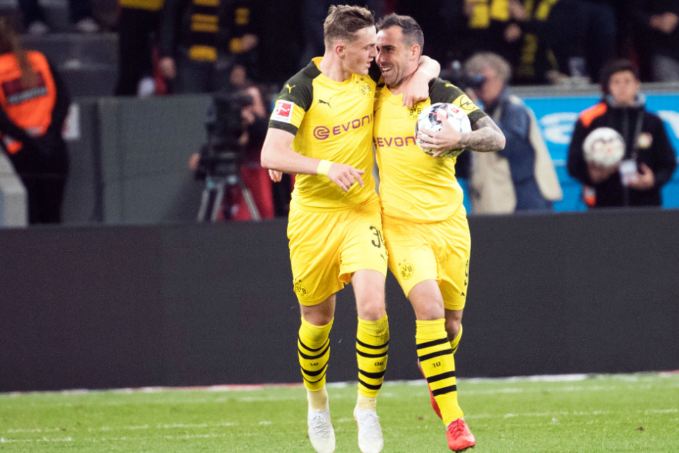 Jacob Bruun Larsen (22, l.) wird hier von Paco Alcacer (27) umarmt. Obwohl er seine Klasse mehrfach andeutete, konnte er sich in Dortmund keinen Stammplatz erkämpfen.