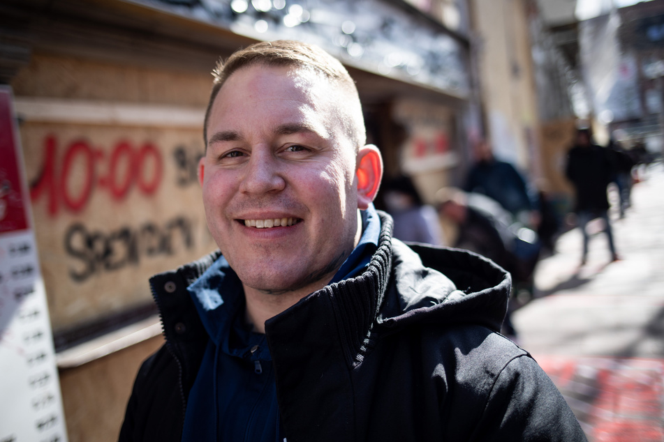 Daniel Schmidt, Wirt und Chef vom "Elbschlosskeller", steht vor seiner vorübergehend in eine Suppenküche und Kleiderkammer umfunktionierten Kiez-Kneipe.