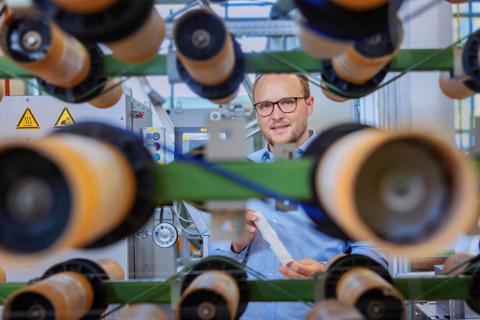 Dr. Ronny Brünler (35) ist einer von Sachsens Erfindern. Er hat ein Verfahren entwickelt, wie Maschinen aus bioverträglichen Kunstofffasern Implantate weben können.