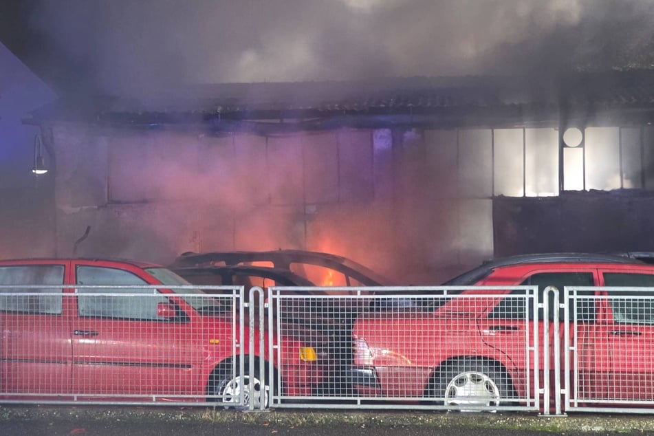 Mehrere Autos brannten vollständig aus.