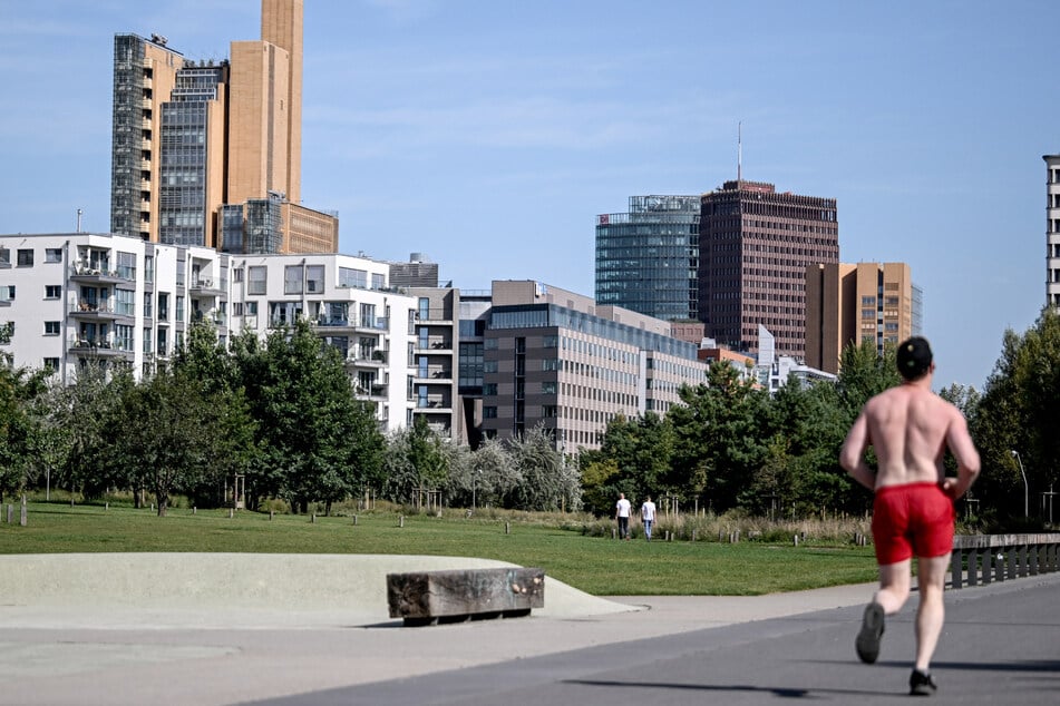 Am Gleisdreieckpark kann pünktlich zum Wochenende wieder Sonne getankt oder auch Sport gemacht werden.