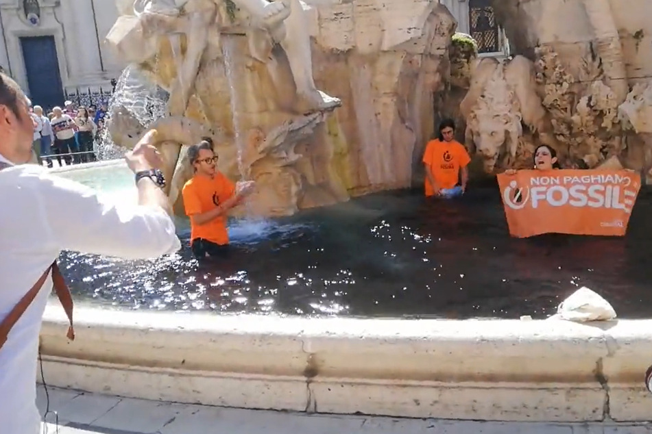 Aktivisten kippen Flüssigkeit in römischen Brunnen: Passanten reagieren empört