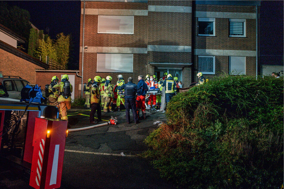 Die Feuerwehrleute und der Notarzt trafen beim Mehrfamilienhaus in Bornheim nicht mehr rechtzeitig ein, um den Mann das Leben zu retten.