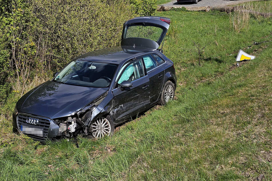 Der Audi wurde nach dem Zusammenstoß in den Graben geschleudert.