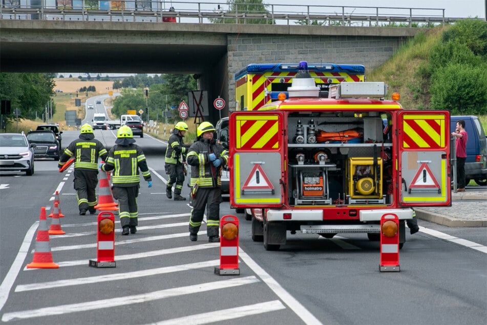 Mehrere Einsatzkräfte waren vor Ort, um die Unfallstelle abzusichern.