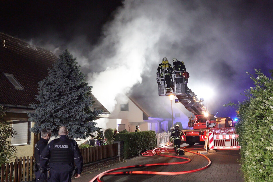 Zahlreiche Feuerwehrkräfte waren in der Nacht im Leipziger Stadtteil Paunsdorf im Einsatz.