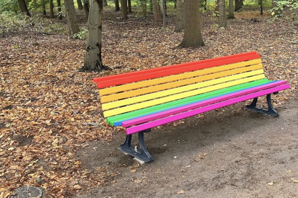 Berlin: Sie wurde gerade erst wieder aufgestellt: Regenbogenbank an CSD-Gedenkstätte erneut beschädigt