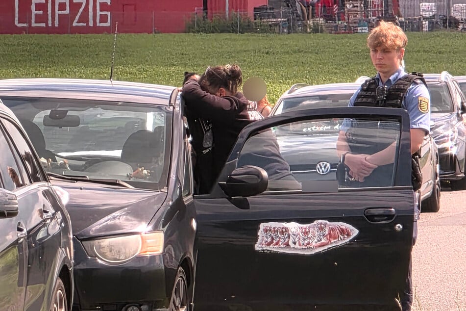 Dompteurin Carmen Zander unter Tränen an ihrem Auto. Wie es nach dem Vorfall mit ihrem Gelände und ihren Tigern weitergeht, ist noch unklar.