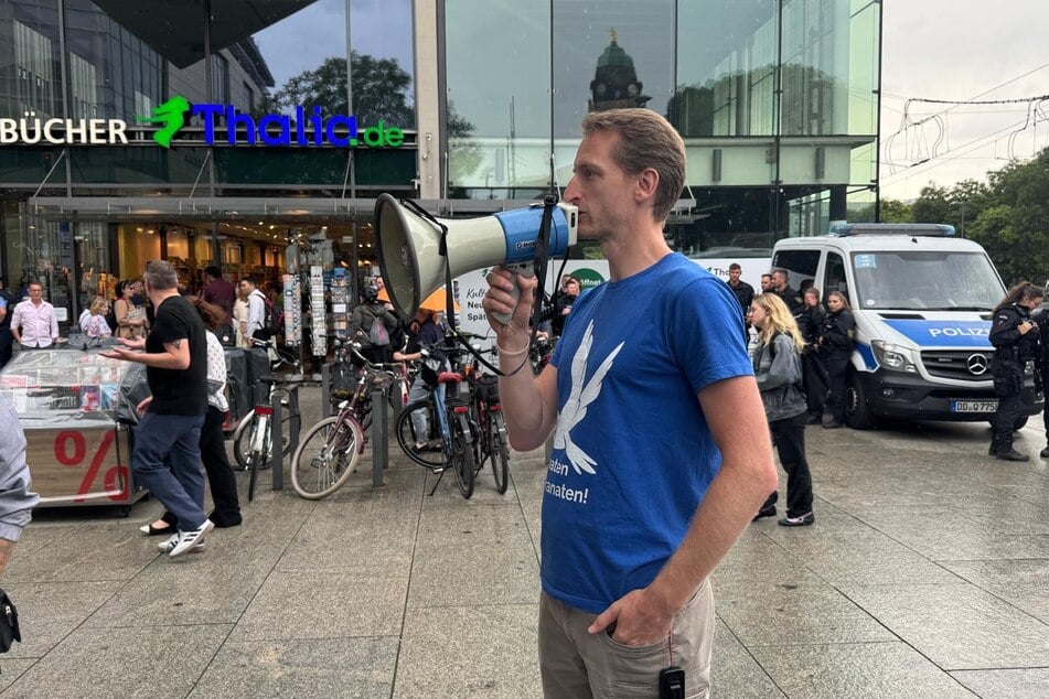 Marcus Fuchs mobilisierte vor dem Thalia-Store.