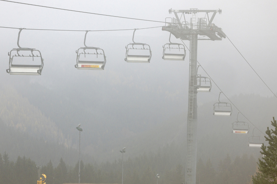 Graues Nicht-Winter-Wetter: Kurz vor dem Biathlon-Weltcup grünt's rund um Oberhof. Nur hier und da liegt mal ein bisschen Schnee. (Archiv-/Symbolbild)