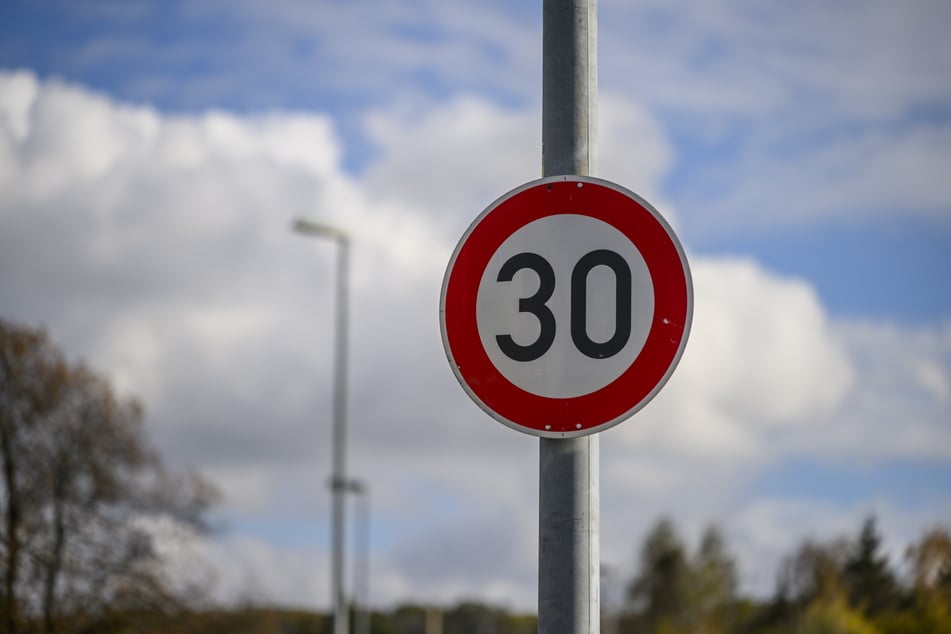 Unbedingt beachten: Auf der Theaterstraße gilt zum Hutfestival Tempo 30.