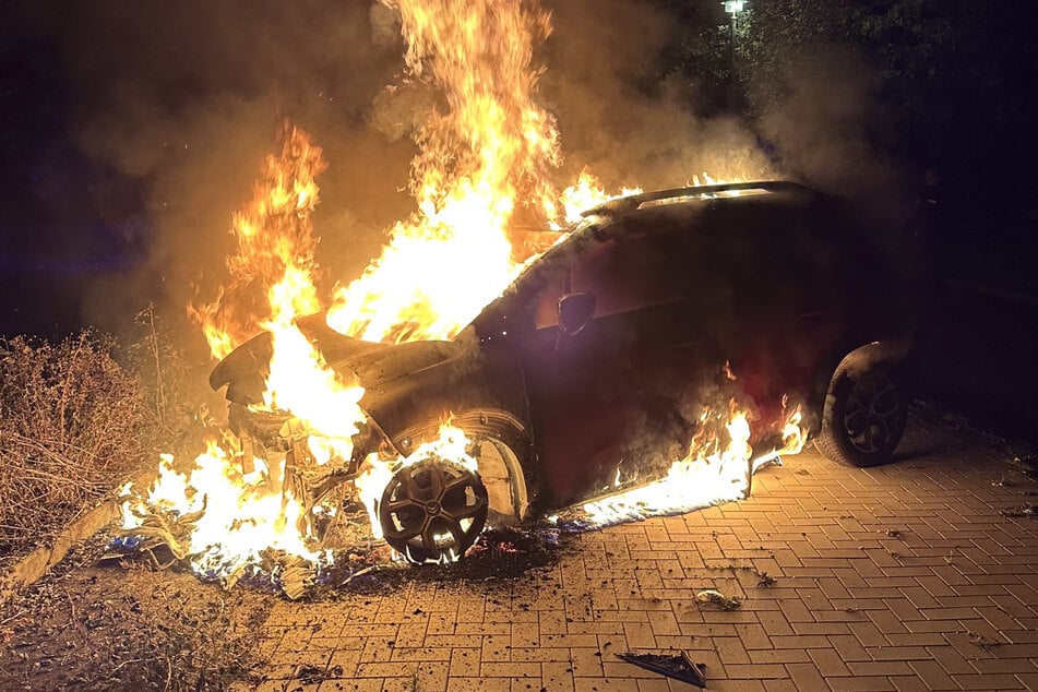 Das Fahrzeug wurde durch den Brand vollständig zerstört.