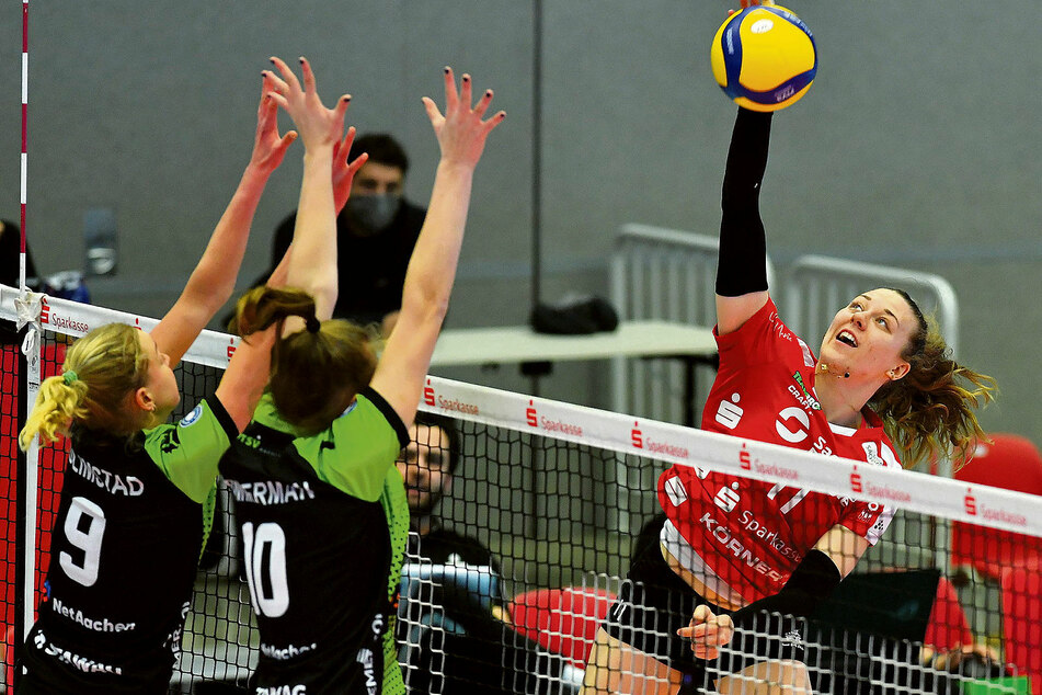 Maja Storck (r.) überlistet gekonnt den Aachener Block.
