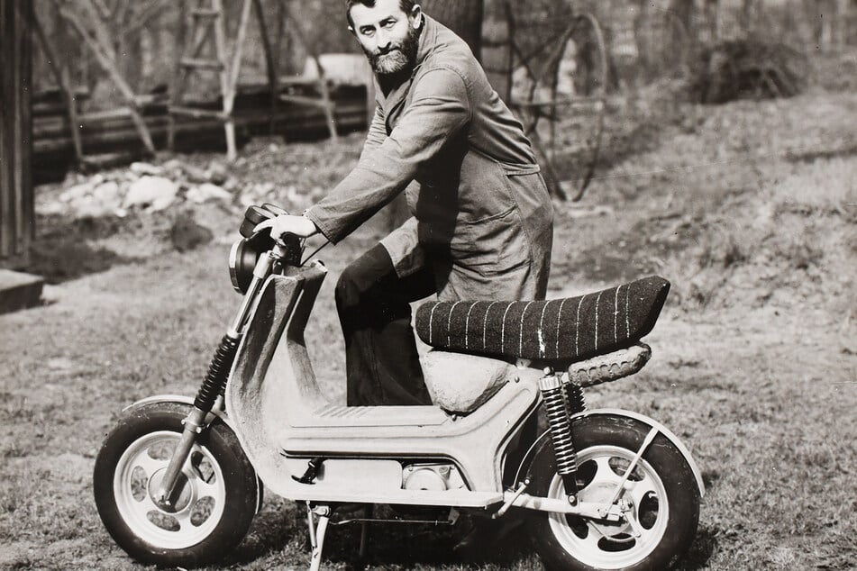 Der junge Karl Clauss Dietel mit dem Arbeitsmodell der Simson SR50/KR52, 1981.