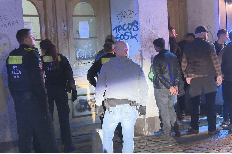 Die Polizei nahm Verdächtige in der Nähe des Tatorts vorläufig fest.