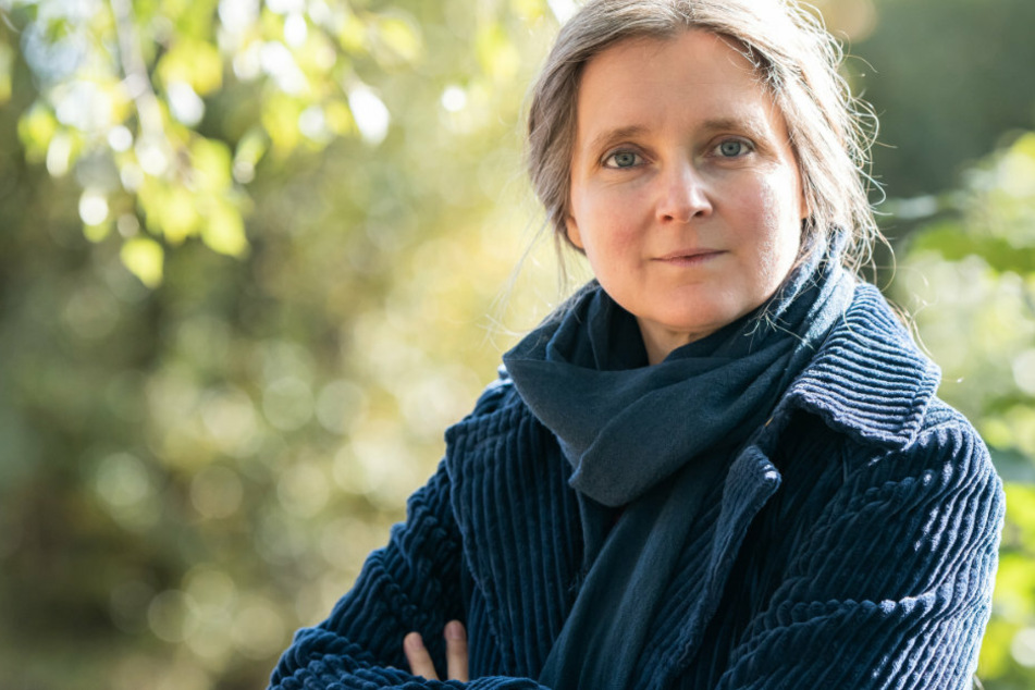 Marion Poschmann (50), Autorin, schaut im Garten des Ubbelohde-Haus in die Kamera des Fotografen.