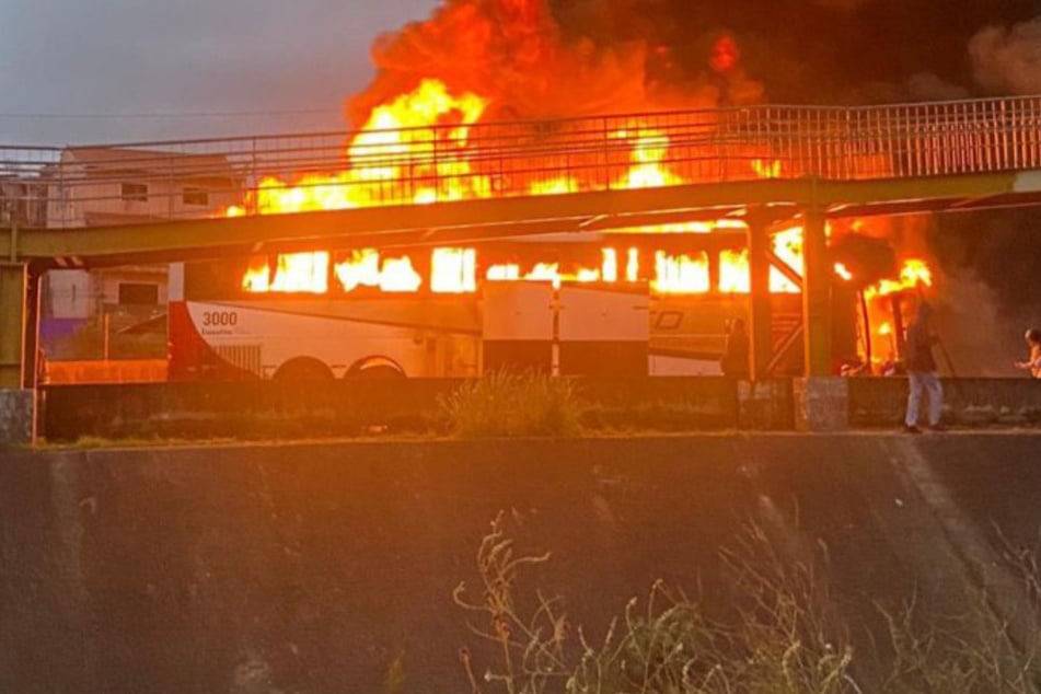 Ein auf der Plattform X veröffentlichtes Bild zeigt einen brennenden Bus auf der Autobahn Fernão Dias im brasilianischen Bundesstaat São Paulo.