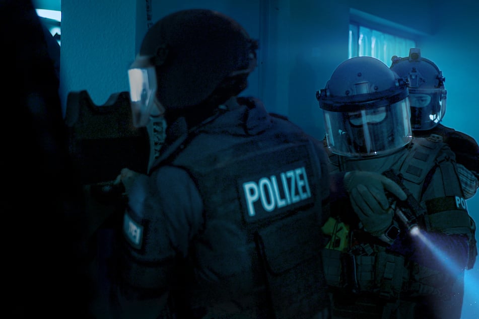 Nachgestellte Szene: Eine SEK-Einheit stürmte im März 2018 die Wohnung des mutmaßlichen Mörders.