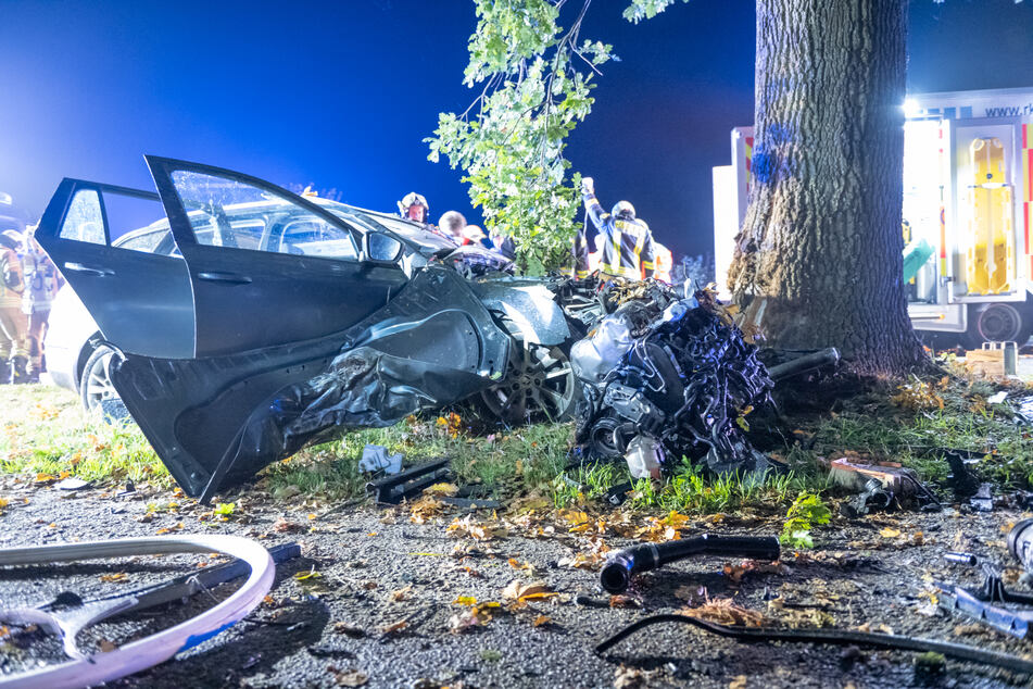 Das Auto wurde bei dem Unfall massiv beschädigt, der Fahrer musste von der Feuerwehr befreit werden.