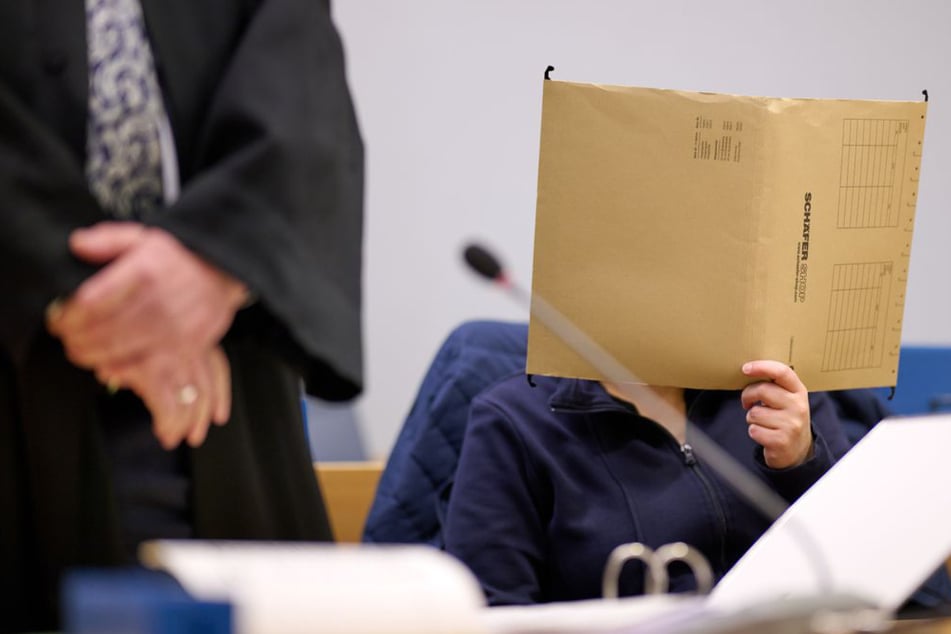 Kind sieben Jahre lang eingesperrt: Welche Strafe erwartet Mutter und Großeltern?