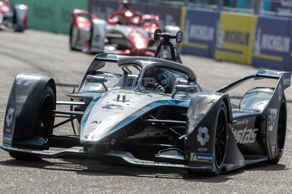 Nyck de Vries (26) fuhr am Wochenende im Mercedes-Benz EQ auf dem ehemaligen Flughafen Tempelhof zum Weltmeistertitel in der Formel E.