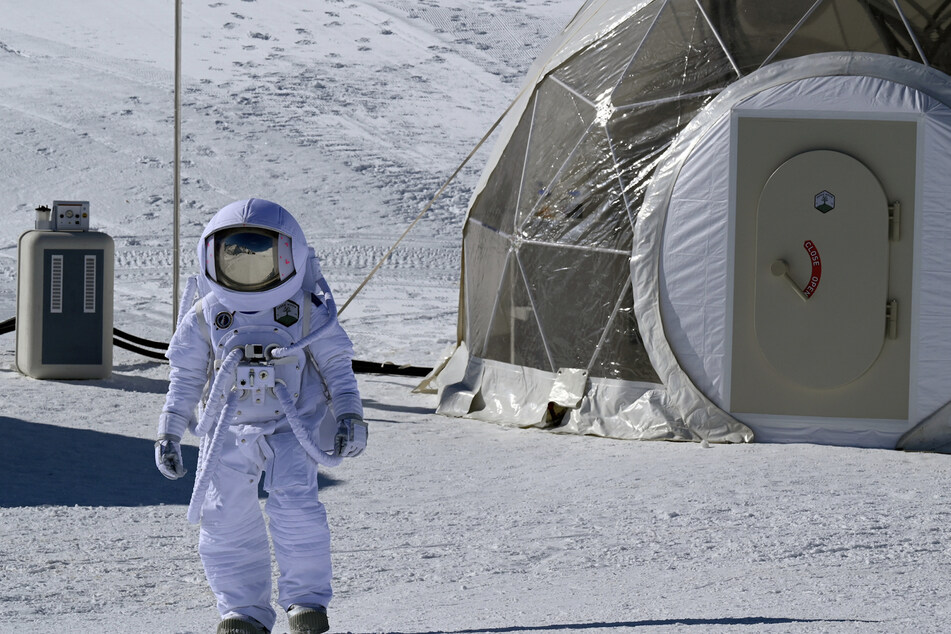 Valerie (Adriane Grzadziel, 34) hat dank ihrer Forschung am Berg einen Job bei der NASA ergattert.