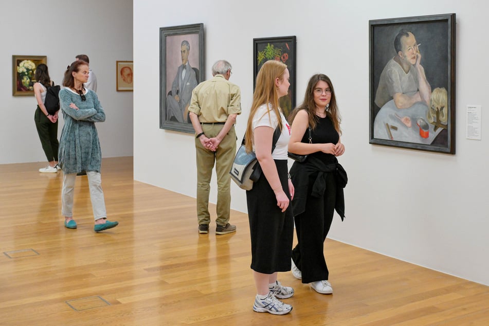 Ausstellungsbesucher in der Städtischen Galerie - ein Moment der Museumsnacht 2024.