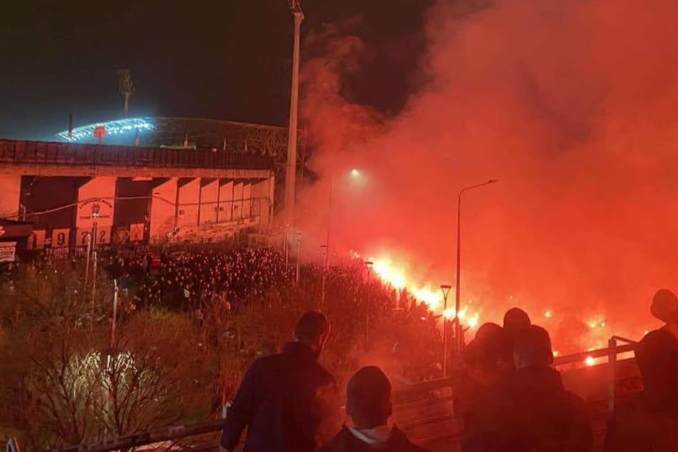 Tausende trauern um tote Fans: Sieben Särge ziehen durch Pyro-Meer zum Stadion