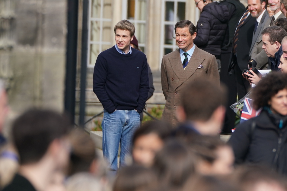 Bei den Dreharbeiten: Ed McVey (24, l.) als Prinz William in seinen späten Teenager-Jahren und Dominic West (54) als Prinz Charles.
