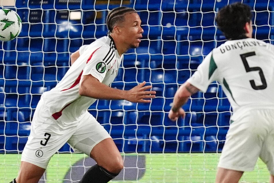 Steve Kapuadi (27, l.) feiert seinen Treffer für Legia Warschau in der UEFA Conference League gegen den FC Chelsea.