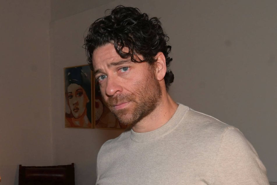 Carlos muss sich am Tatort mit dem Mord an Zoe auseinandersetzen.