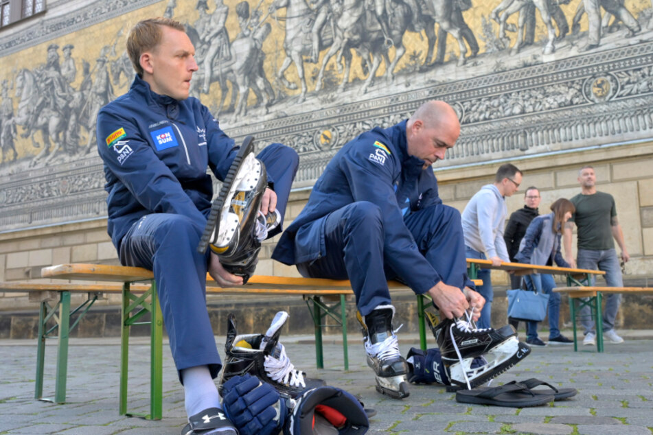 Unter den Augen der Fürsten schlüpfen Eislöwen-Coach Corey Neilson (46, r.) und Co-Trainer Petteri Kilpivaara (37) in ihre Schlittschuhe.