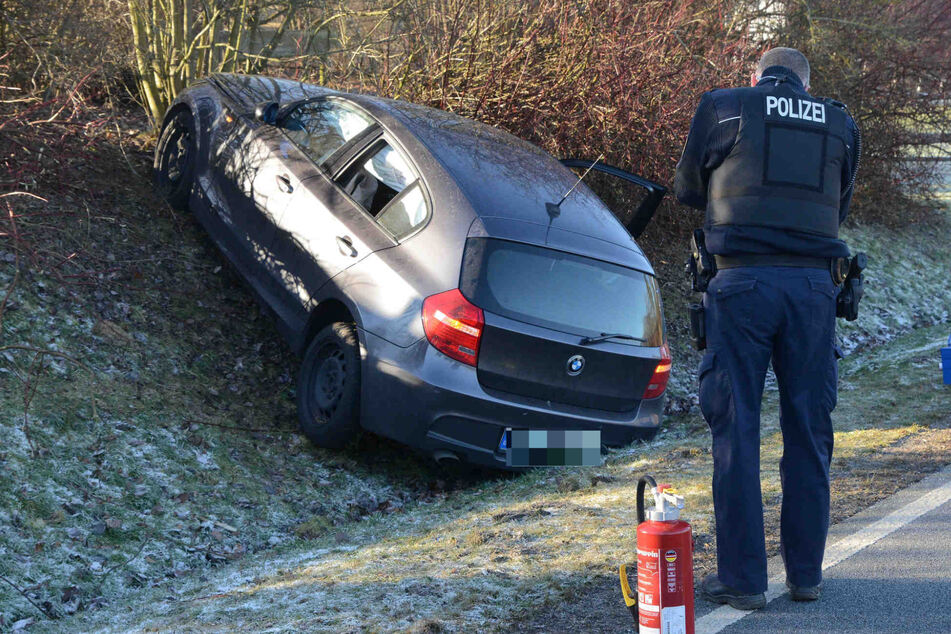Verletzte nach Crash: BMW landet vor Wirtshaus im Straßengraben