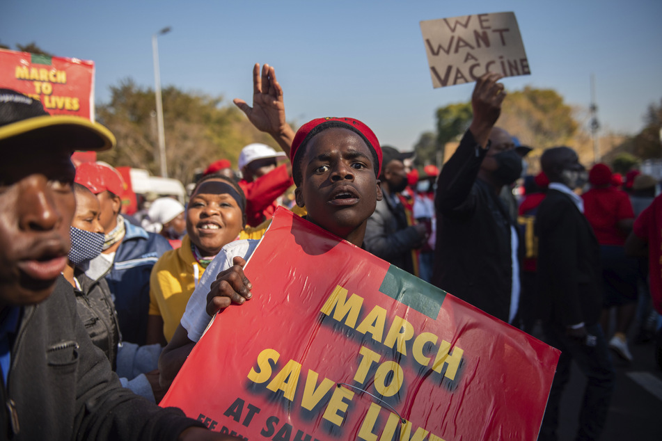 Mitglieder der südafrikanischen Partei Economic Freedom Fighters fordern bei einem Protest in Pretoria, dass chinesische und russische Corona-Impfstoffe eingesetzt werden.