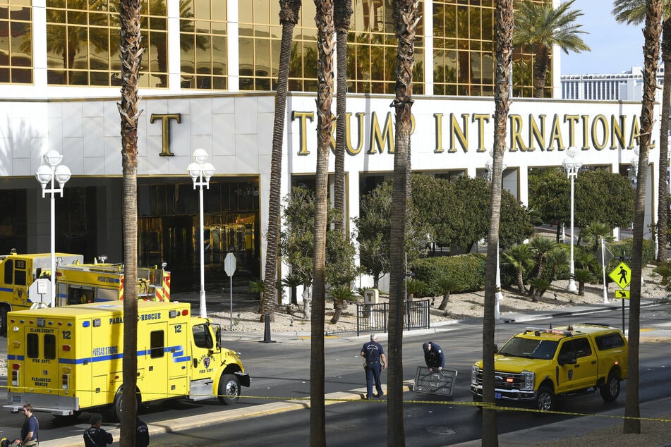 Einsatzkräfte der Feuerwehr arbeiten vor dem Trump International Hotel in Las Vegas nach dem Brand und der Explosion eines Tesla Cybertrucks im Parkservicebereich.