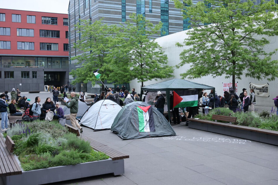Als Zeichen dafür, für Palästina zu kämpfen, errichteten die Protestler am Dienstagnachmittag Zelte...