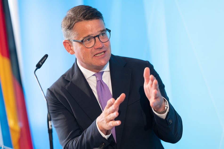 Hessens Ministerpräsident Boris Rhein (50, CDU) kritisierte am Mittwoch Bundesgesundheitsminister Karl Lauterbach (59, SPD) für dessen Finanzpaket.