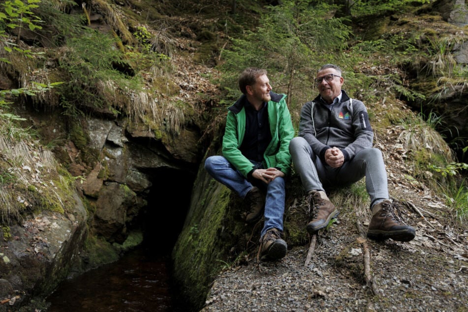 Ministerpräsident Michael Kretschmer (51, CDU, l.) und Marienbergs Oberbürgermeister André Heinrich (59, parteilos) genossen den Termin in der erzgebirgischen Natur sichtlich.