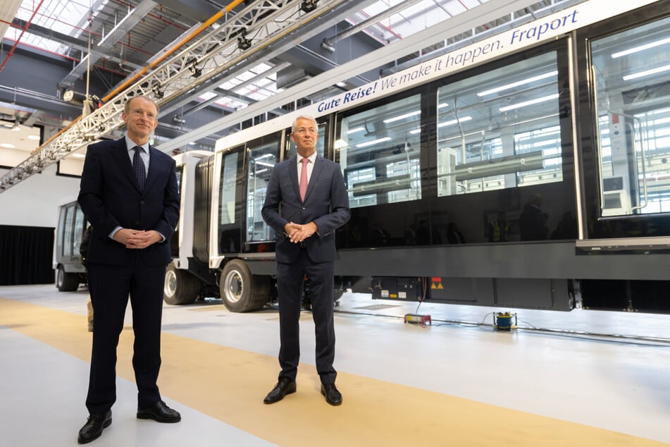Stefan Schulte (r.), Vorstandsvorsitzender der Fraport AG, und Albrecht Neumann, CEO Rolling Stock bei Siemens Mobility, präsentierten den ersten Zug der neuen Sky-Line-Bahn für das Terminal 3 am Frankfurter Flughafen.