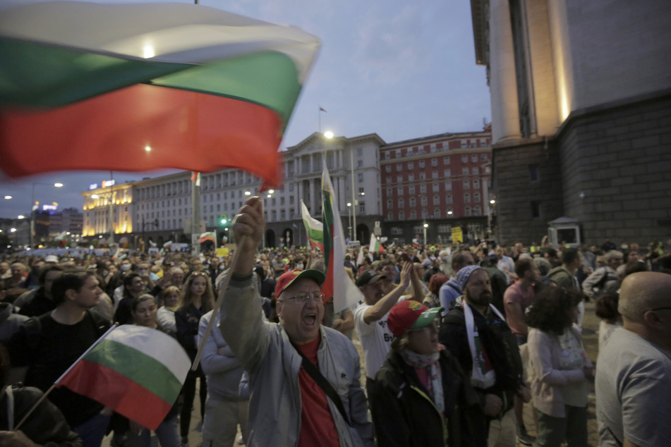 Demonstranten protestieren vor dem Gebäude der Nationalversammlung in Sofia.