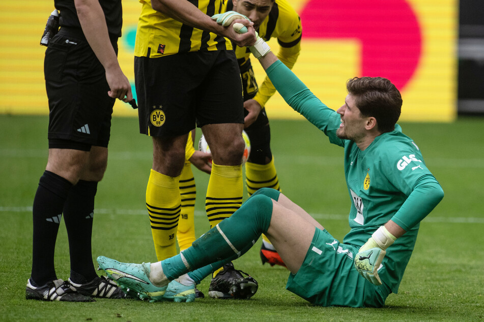 Gregor Kobel (25) droht eine Zwangspause. Wird er rechtzeitig zum DFB-Pokal wieder fit?
