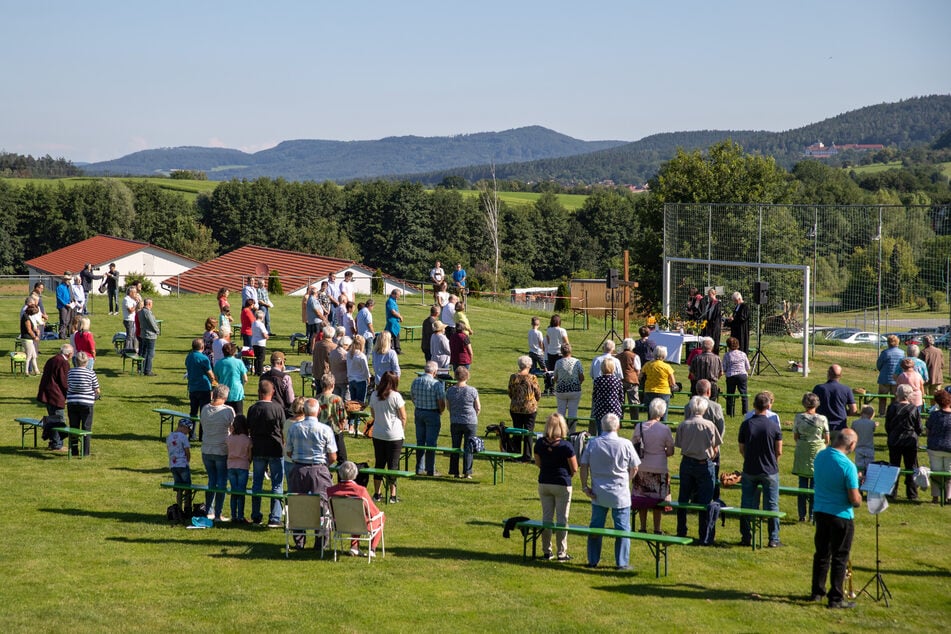 Bei Gottesdiensten im Freien dürfen in Bayern künftig wieder bis zu 200 Personen teilnehmen.