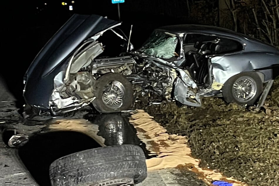 Der 76-jährige Fahrer des Jaguar E-Type erlitt bei dem Unfall tödliche Verletzungen.