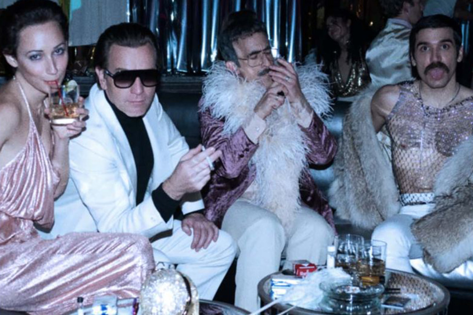 Das wilde Partyleben mit seiner Affäre Victor (2.v.r., Gian Franco Rodriguez), Joe (r., David Pittu) und Elsa (l., Rebecca Dayan) geht nicht spurlos an Halston (2.v.l., Ewan McGregor) vorbei.