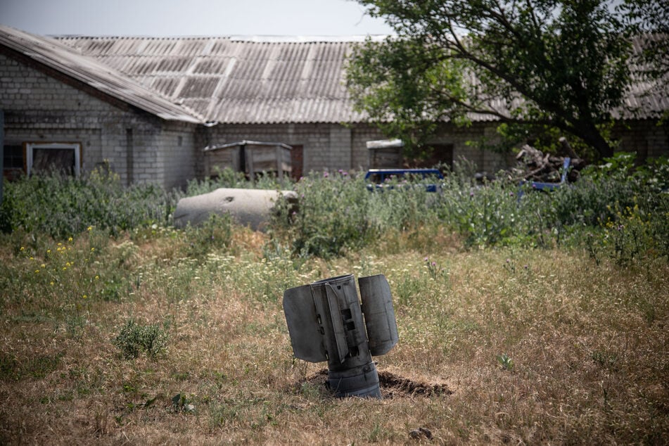 Überreste einer Rakete stecken in der Nähe eines Bauernhofs im Dorf Majaky am Stadtrand von Slowjansk im Boden.