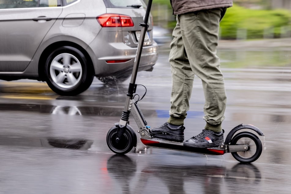 Der 18-Jährige düste mit seinem E-Scooter über die Autobahn. (Symbolfoto)
