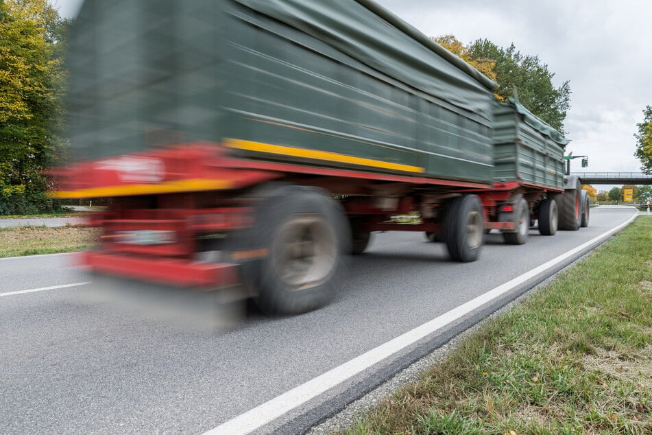 Die Deichsel des zweiten Anhängers riss laut Polizeiangaben plötzlich während der Fahrt bergab. (Symbolbild)