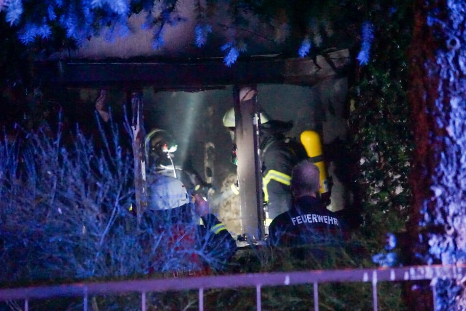 Die Feuerwehr suchte den Einsatzort nach Glutnestern ab.