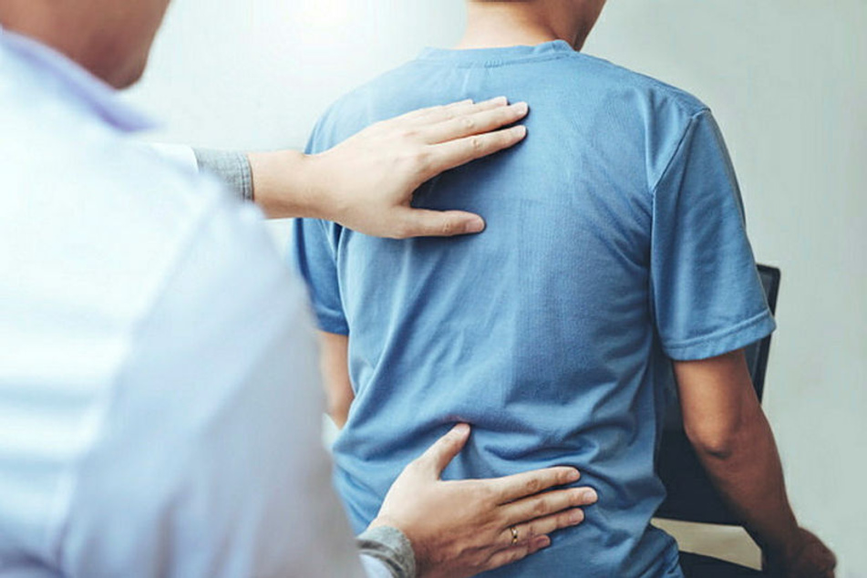 Männer verletzen sich häufiger und müssen öfter mit Rückenproblemen eine Auszeit von der Arbeit nehmen.